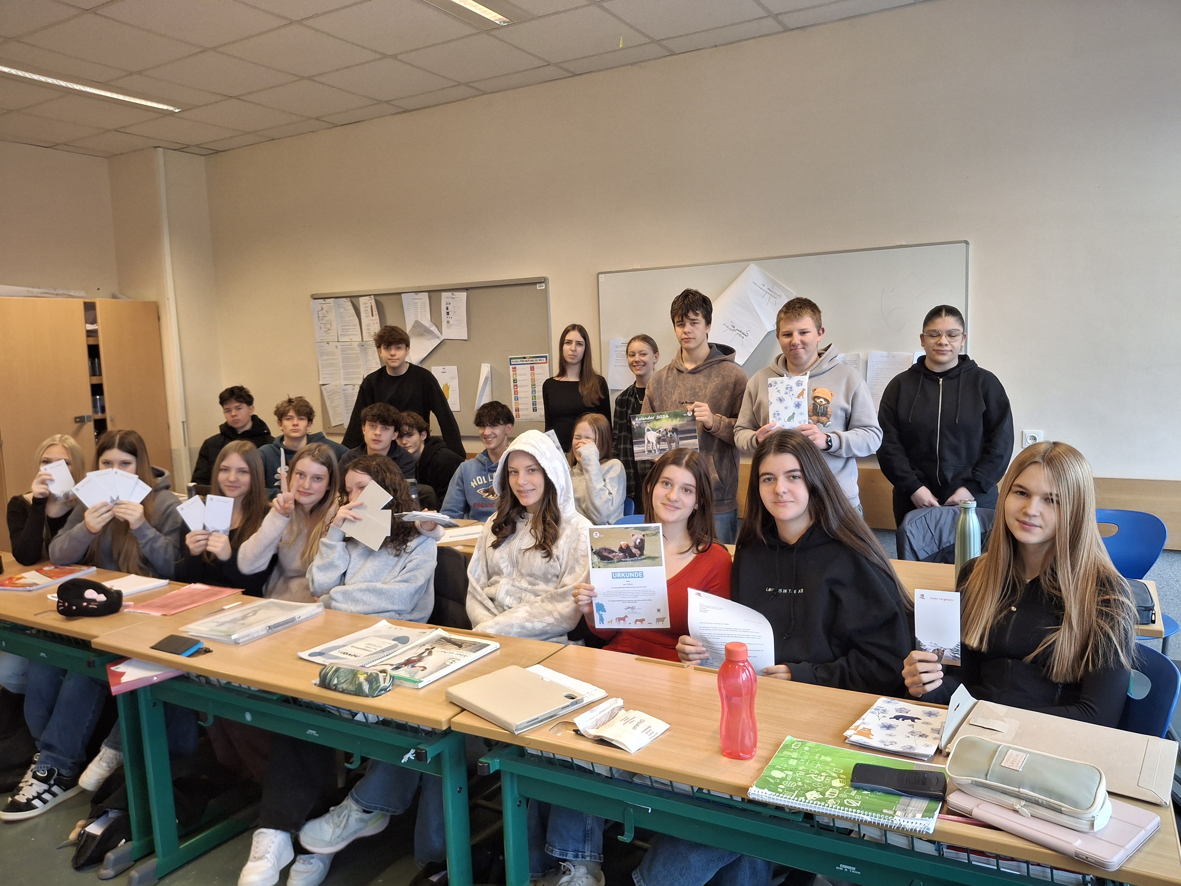 Urkundenübergabe für den Waffel- und Punschverkauf der 2MMA zugunsten des Vereins 4 Pfoten